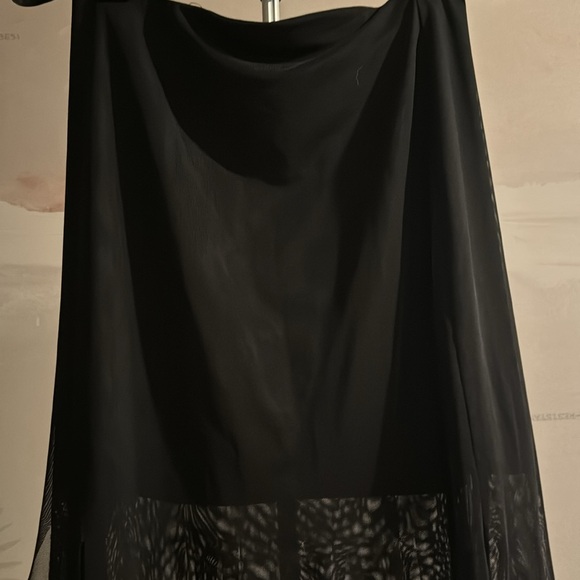 Mid calf with multiple slits. Short slip underneath - Picture 3 of 3